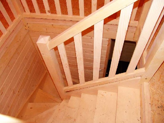 escalier-bois-massif-maison-xe
